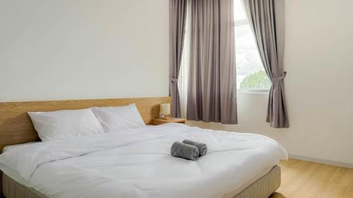 a bed with a pillow on it in a bedroom at Relaxing 3BR Family Home near Zoo with Netflix WiFi in Tupai