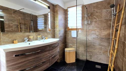 une salle de bain avec un lavabo et une douche dans l'établissement Appartement Ruscana, 4 pers, 90 m plage, à Pinarellu