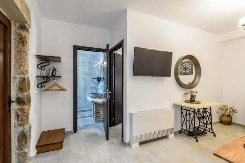 TV a/nebo společenská místnost v ubytování Minos Country Living Apartments