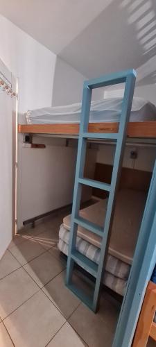 - un lit superposé avec une échelle dans une chambre dans l'établissement Pied pistes Superdévoluy 7p chez Locasoleil, à Saint-Étienne-en-Dévoluy