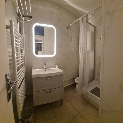une salle de bain avec un lavabo et une douche dans l'établissement Pied pistes Superdévoluy 7p chez Locasoleil, à Saint-Étienne-en-Dévoluy