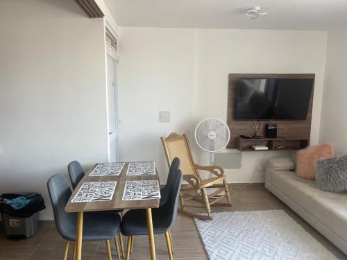 ein Wohnzimmer mit Tisch und Stühlen und einer Couch in der Unterkunft Lujoso apartamento in Cartagena de Indias