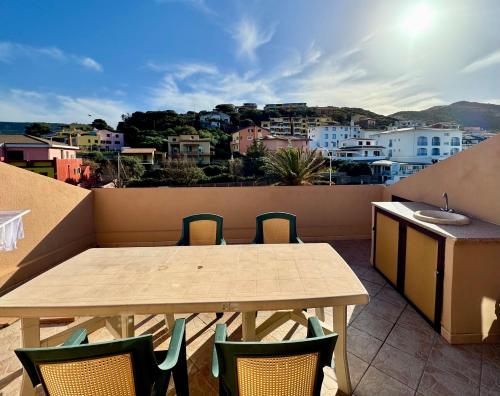 a table and chairs on a balcony with a view at Appartamento Quadrifoglio in Castelsardo