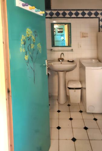 une salle de bain avec un lavabo et des toilettes dans l'établissement Maison chaleureuse avec grand jardin à Erdeven, à Erdeven