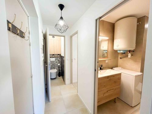 une petite salle de bain avec un lavabo et un miroir dans l'établissement T2 - accès plage - balcon et parking privé, à Sanary-sur-Mer