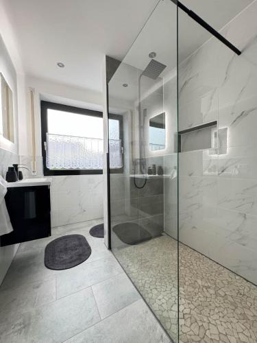 Bilik mandi di KMS Homes - Garden - NETFLIX - Modern