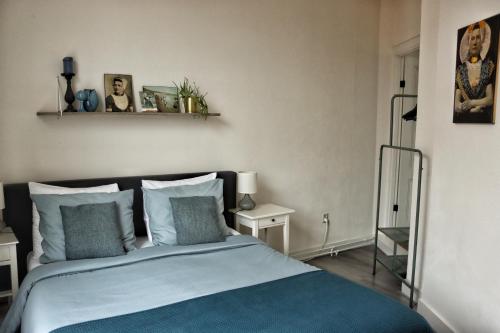 Un dormitorio con una cama con sábanas y almohadas azules. en B&B Zeeuws genoegen, en Vlissingen