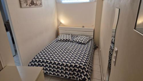a small bedroom with a bed in a small room at Appartement en centre ville Historique in Périgueux