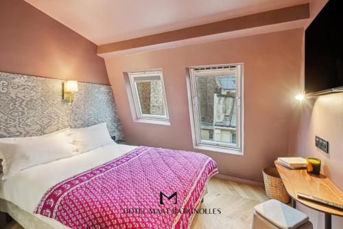 - une chambre avec un lit rose et 2 fenêtres dans l'établissement Hôtel Maât Batignolles, à Paris