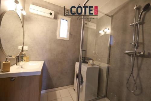 une salle de bain avec douche et lavabo dans l'établissement Le Bathyscaphe, à Sausset-les-Pins