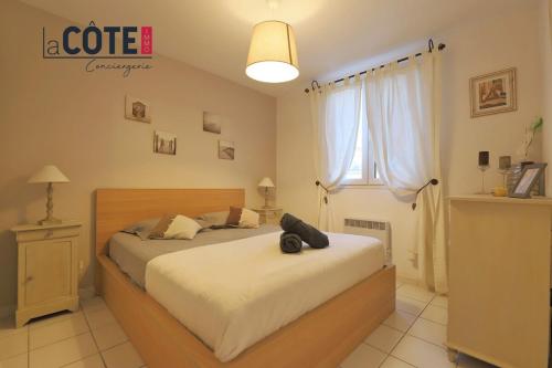 une chambre avec un lit avec un sac dessus dans l'établissement Le Bathyscaphe, à Sausset-les-Pins