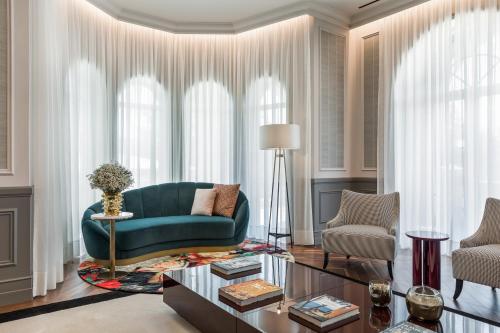 a living room with a green couch and a table at Maison Albar - Amoure in Braga