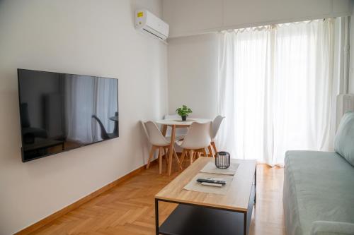 Spacious 2 BR apartment next to Acropolis