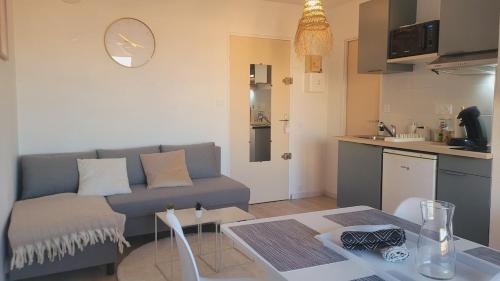 un salon avec un canapé et une table dans l'établissement Le Traouquet in Port Leucate, à Leucate-Plage