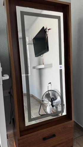 a glass box with a fan in a room at Cuarto a unos pasos de foro sol GNP y AICM in Mexico City