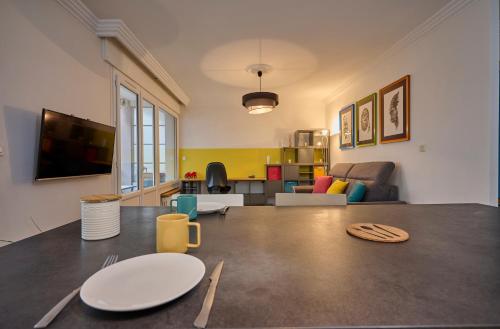 un salon avec une table et un canapé dans l'établissement Coeur d'Annecy, Idéalement situé, à Annecy