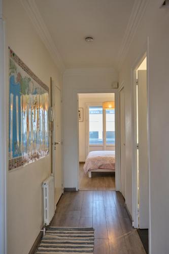 - un couloir avec une chambre dotée d'un lit et d'une fenêtre dans l'établissement Coeur d'Annecy, Idéalement situé, à Annecy