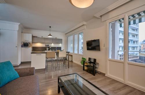 un salon avec un canapé et une table dans l'établissement Coeur d'Annecy, Idéalement situé, à Annecy