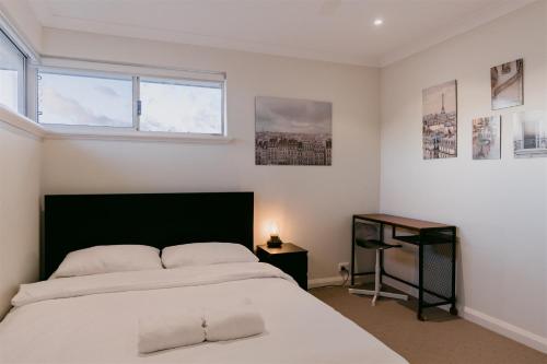 Ένα ή περισσότερα κρεβάτια σε δωμάτιο στο Waterfront Home Rockingham