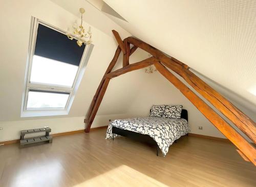 Ένα ή περισσότερα κρεβάτια σε δωμάτιο στο La Villa Normande - Piscine - Jaccuzzi encastré - WIFI Fibre - 6 chambres - 4 TV 4K - Jeux Enfants - Luxe