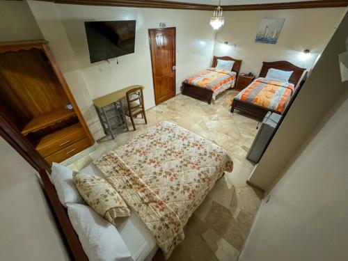 an aerial view of a bedroom with two beds at Hotel Bucaneiro in Manta