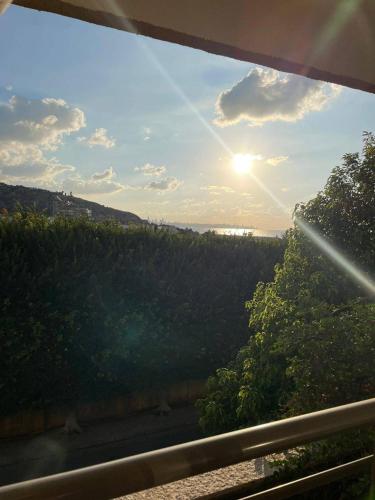 a view of the sun shining through a window at Loft in Siwar 2 min from Hotel Le Royal incl motor in Adūnīs