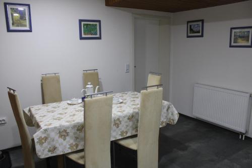 a dining room with a table and some chairs at Ferienhaus Stani in Eschwege