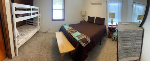 Gallery image of New! The Bear Lake Hideaway - Very Cute & Cozy! in Kalkaska