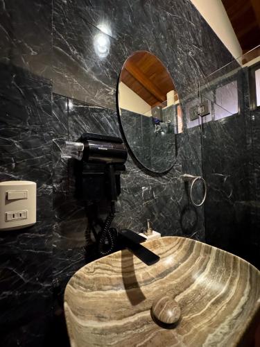a bathroom with a sink and a mirror at Villa Lomas Sarapiquí in Colonia Carvajal