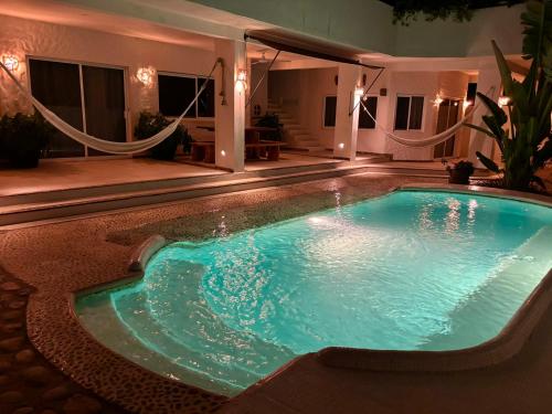 Kolam renang di atau dekat dengan Casa Calilla, Un pequeño oasis en Punta Zicatela