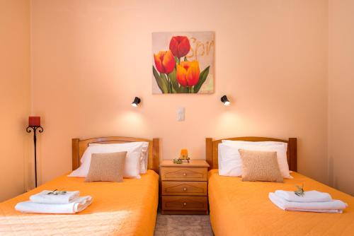 twee bedden naast elkaar in een slaapkamer bij Gerovasis Apartments with Sea View in Kerion