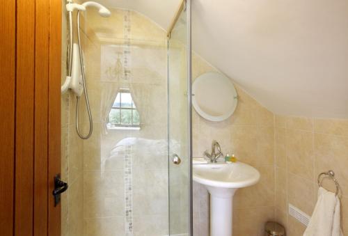 ein Badezimmer mit Dusche und Waschbecken in der Unterkunft Orchard Cottage Cheshire in Rainow