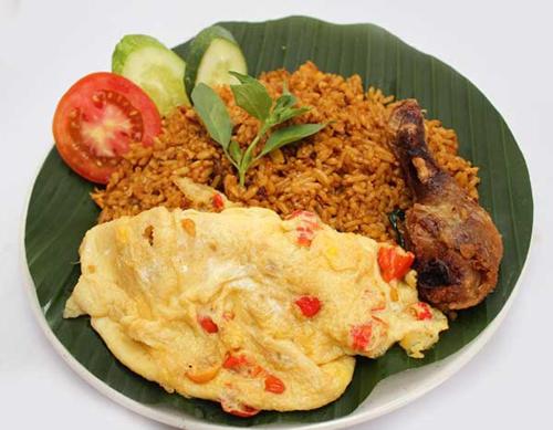 un piatto di cibo con una frittata e riso fritto di Hotel Ciwangi a Gurungsang