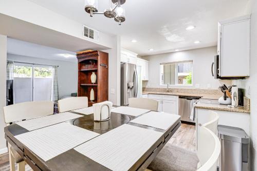 Η κουζίνα ή μικρή κουζίνα στο 3 Mi to Downtown Reno Charming Condo with Patio