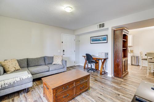 Χώρος καθιστικού στο 3 Mi to Downtown Reno Charming Condo with Patio
