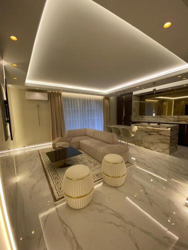 - un salon avec deux tables et un canapé dans l'établissement Luxury Flat Paris 16 Tour Eiffel, à Paris