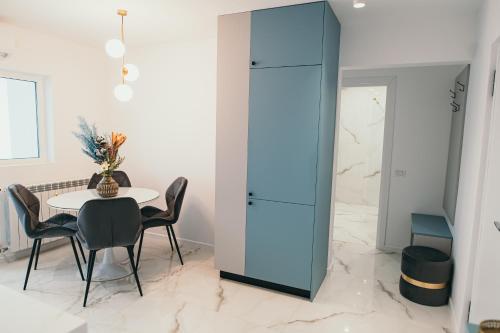 a dining room with a table and a glass partition at Exclusiv Est One in Drobeta-Turnu Severin