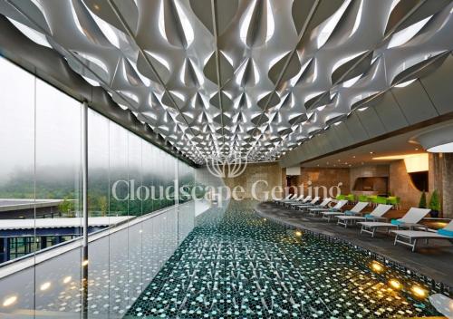 ゲンティンハイランドにあるGenting Ion Delemen by Cloudscape Gentingのガラス張りの建物ロビー