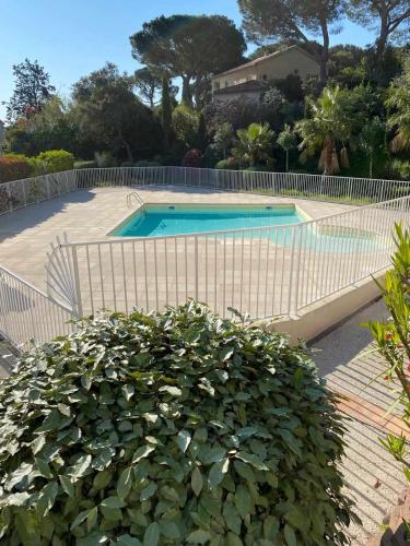 une clôture autour d'une piscine entourée d'une brousse dans l'établissement Appartement Zen - Cavalaire-sur-mer - Résidence Privée, à Cavalaire-sur-Mer