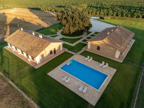 Bazén v ubytování Agriturismo Cavalieri nebo v jeho okolí