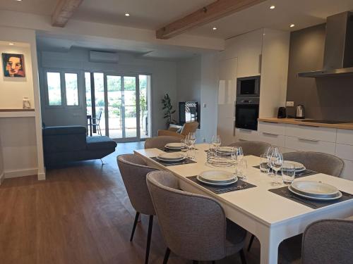 a dining room and living room with a table and chairs at Superbe appartement 3 chambres et grande pièce à vivre in Wasselonne