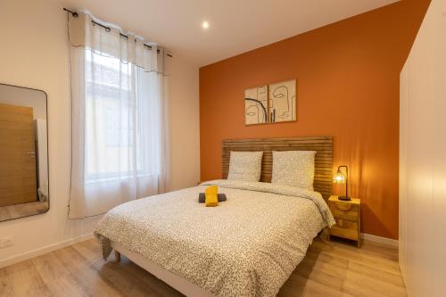 a bedroom with a bed and a window at Elégance en Luberon - 4 personnes - Central - Wifi in Apt