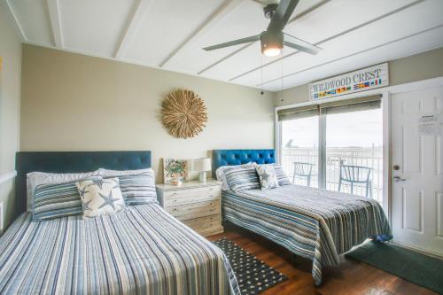 เตียงในห้องที่ Walk to Shore Wildwood Crest Studio with Pool View!