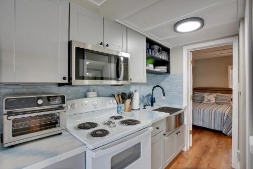 Kuchyň nebo kuchyňský kout v ubytování Beachfront Condo in Wildwood Crest with Pool Access!