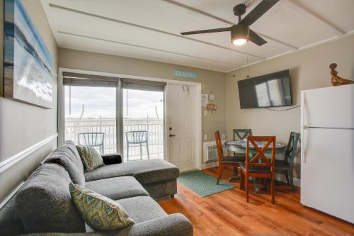 Posezení v ubytování Beachfront Condo in Wildwood Crest with Pool Access!