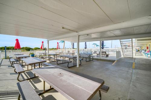 Balkón nebo terasa v ubytování Beachfront Condo in Wildwood Crest with Pool Access!