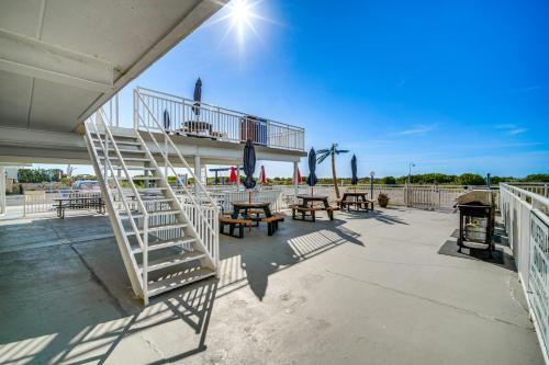 Balkón nebo terasa v ubytování Beachfront Condo in Wildwood Crest with Pool Access!