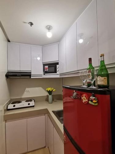 Una cocina o cocineta en 2BR Fully Furnished Condo Unit near SM Fairview