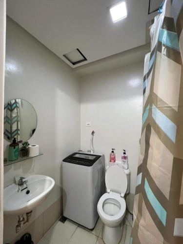 Un baño de 2BR Fully Furnished Condo Unit near SM Fairview