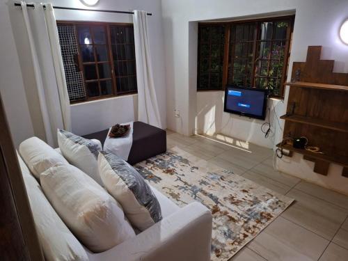 TV a/nebo společenská místnost v ubytování St Helier Cottages in Gillitts